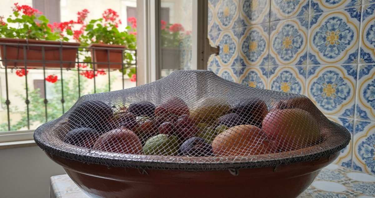 metti-il-tappo-alla-frutta-trucco-contro-moscerini